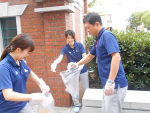 清掃するスタッフの外観  