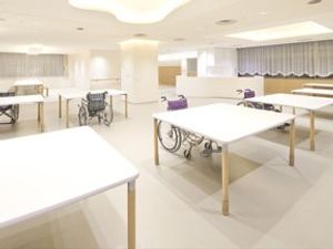 広い食堂の室内  