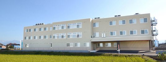 広々とした外観