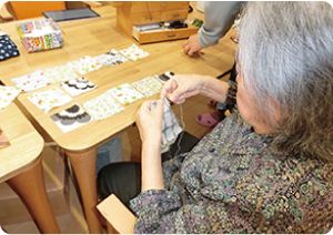 手作業をする利用者