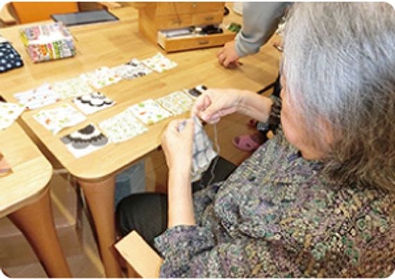 手作業をする利用者