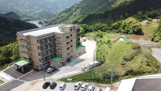 山間に立つ建物外観