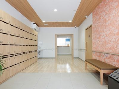 清潔感のある木目調エントランス