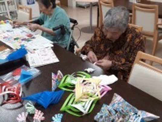 手芸活動をする利用者様