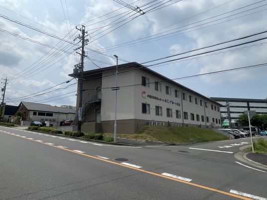 道路から見た建物外観