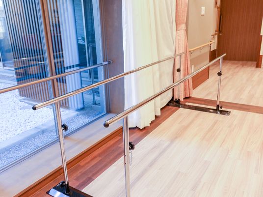 手すり付きの温かみのある廊下