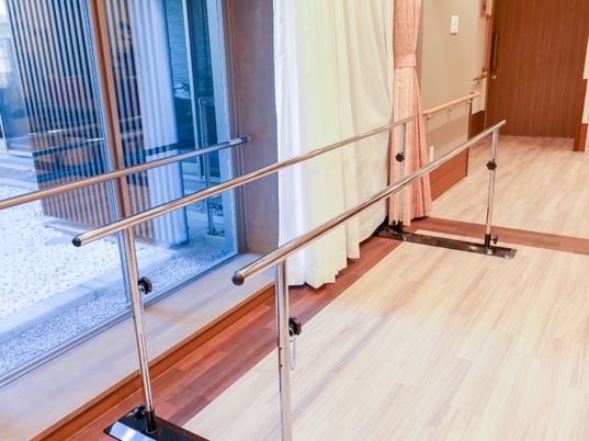 手すり付きの温かみのある廊下