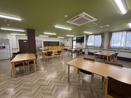 明るいダイニングの空間