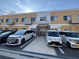 複数の車が停まる建物の外観