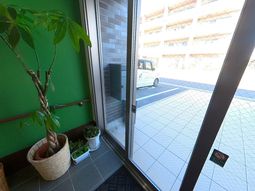 ライトが差し込むエントランス