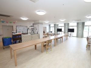 広々とした共有ダイニング