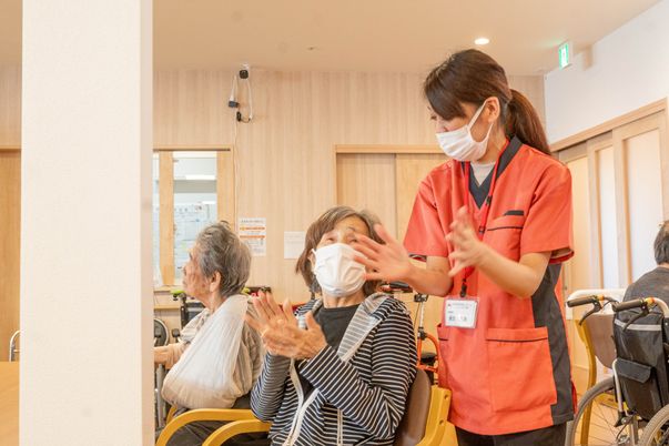 利用者支援するスタッフの姿