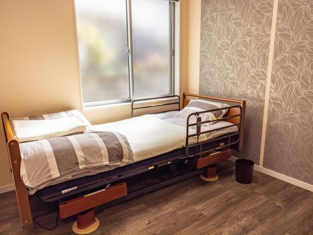 シンプルな寝室 居室 窓から自然光が差し込むシンプルな空間です。静かで落ち着いた雰囲気で、快適に過ごせます。