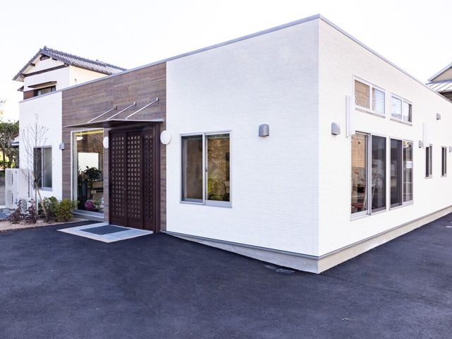 白い建物の外観 外観 シンプルで機能的なデザインの建物です。大きな窓からは自然光がたっぷりと入り、明るさが感じられます。