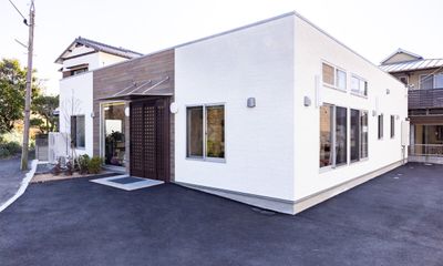 白い建物の外観