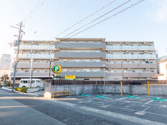 多階層の建物外観