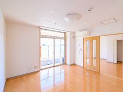 広々とした明るい居室