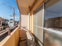 明るいバルコニー風景