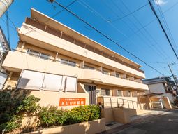 明るい外観の建物