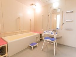 手すり付きの明るい浴室