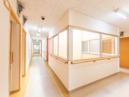 明るい廊下の一部分