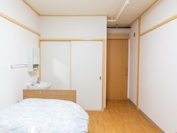 明るい居室の様子