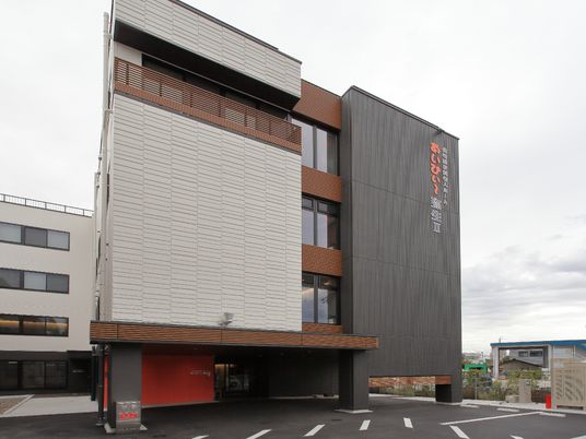 現代的デザインの建物エントランス