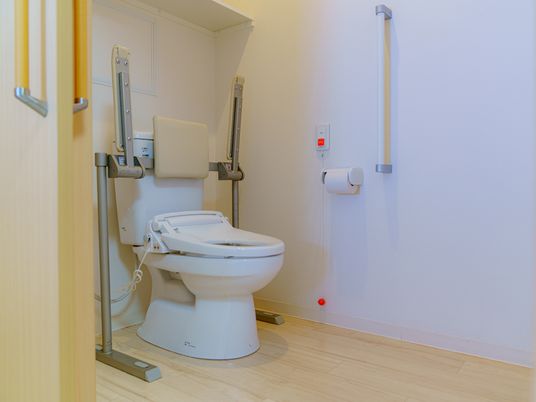 バリアフリー設計のトイレ