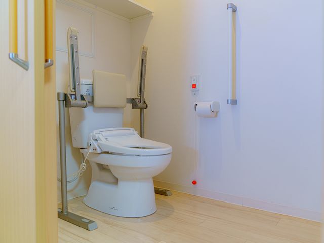 バリアフリー設計のトイレ トイレ 手すりや安全を考慮した座面のあるトイレが整っており、ご高齢の方でも安心してお使いいただける環境があります。
