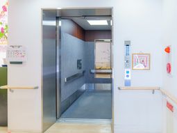 明るいエレベーター入口