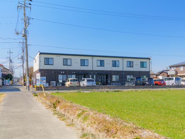 施設の外観 外観 明るく清潔感のある外観が印象的な施設で、通勤時にも気持ち新たに一日を開始できます。