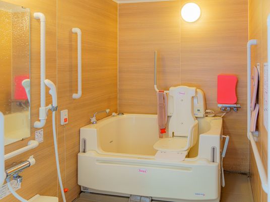 バリアフリー設計の浴室