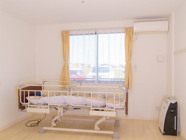 居室のきれいな空間 居室 明るく清潔感のある居室です。窓からの光で穏やかな時間を過ごせそうです。