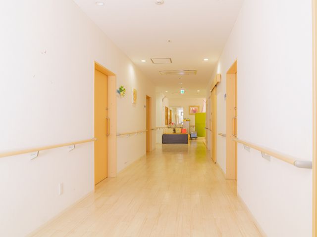 清潔な施設の廊下 廊下 明るく清潔感あふれる廊下は、手すりも完備され快適な移動空間を提供しています。安全に配慮した設計が就業環境の良さを物語っています。