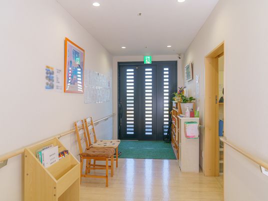 明るい廊下と安全出口