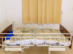 安全なベッドの居室