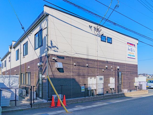 モダンな建物の外観 外観 清潔感ある外壁が印象的な建物です。安心して働ける環境がここにあります。