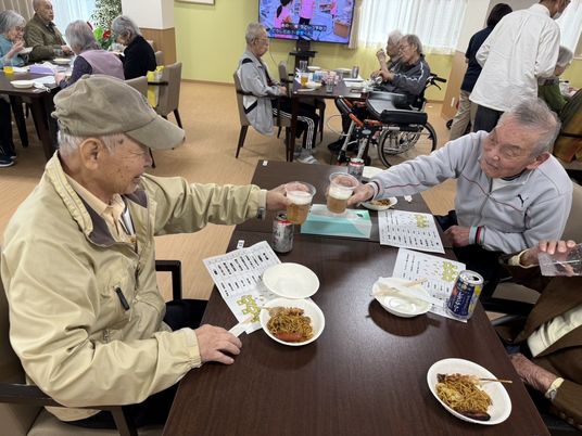 食事を楽しむ食堂  
