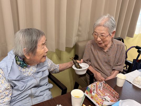 食事を楽しむ様子の居室