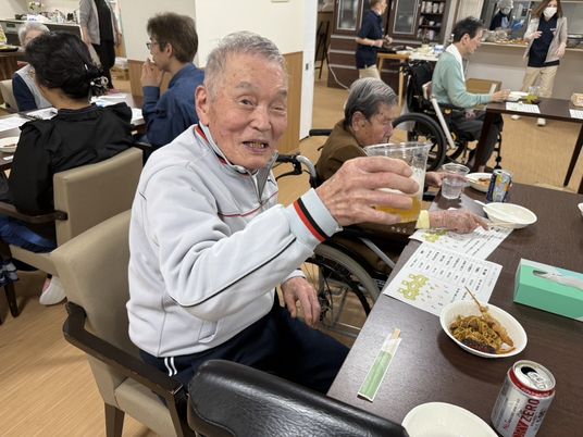 乾杯する食堂の利用者たち  