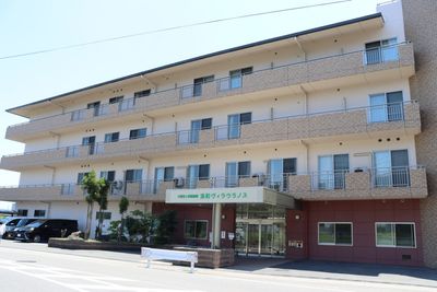 明るい建物の外観