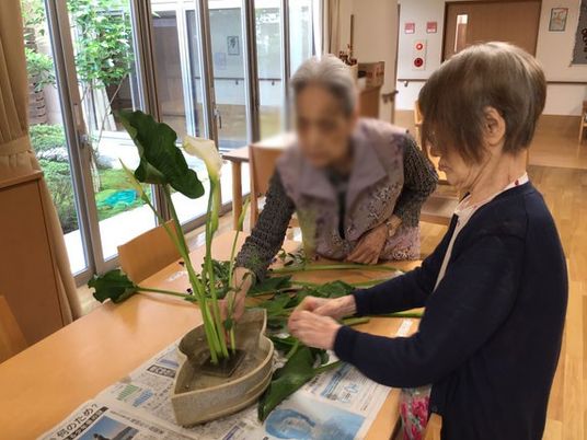 植物を生ける人々の空間