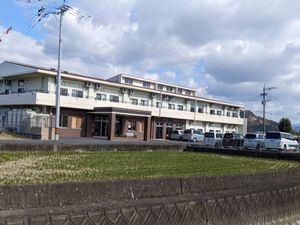 緑豊かな施設外観