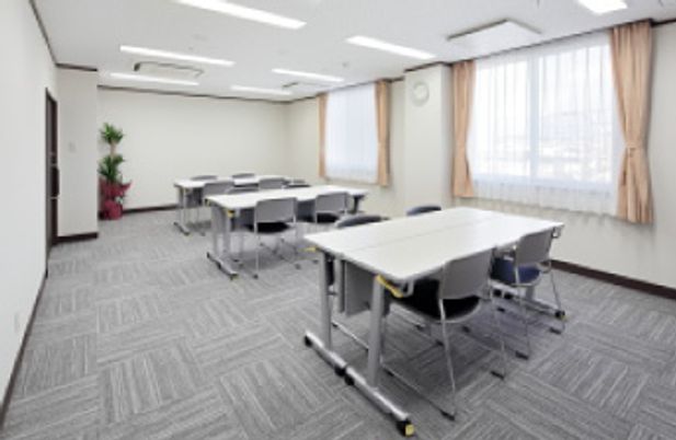 机と椅子がある部屋