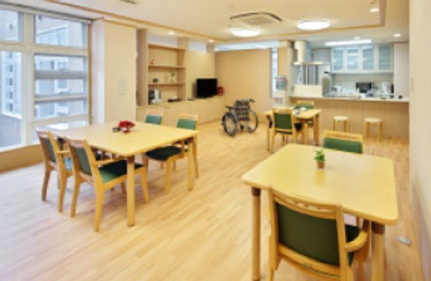 明るく広いスペースの部屋