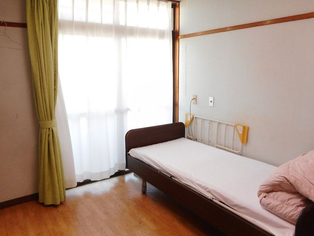 自然光が入る居室 居室 優しい自然光に包まれた明るい居室です。リラックスしやすい環境が整っています。