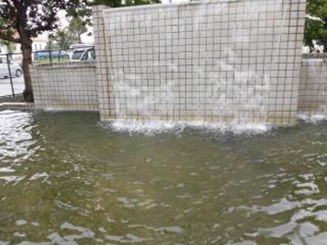 水の広場の中庭 中庭 自然の音を楽しめる、心地よい水の流れる中庭です。リラックスできる環境で仕事ができます。