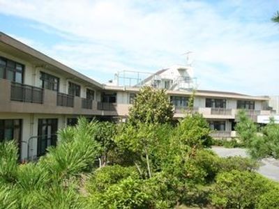 緑豊かな施設の外観