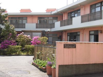 庭に面した施設の外観