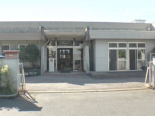 施設の正面玄関外観  